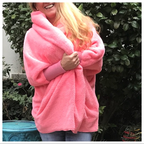 LAST 🔘 Wrap Me in Luxury!  Fuzzy Barbie Pink Wrap - Picture 2 of 8